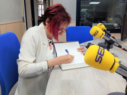 La escritora eldense en los estudios de Radio Elda Cadena SER La escritora eldense en los estudios de Radio Elda Cadena SER