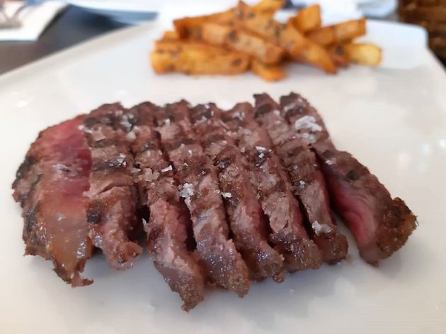 Lomo alto de vaca "Rib Eye" asado al sarmiento Lomo alto de vaca "Rib Eye" asado al sarmiento