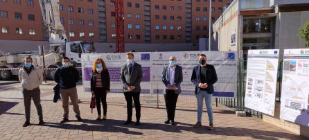 El equipo de gobierno con los jefes de obra de esta construcción El equipo de gobierno con los jefes de obra de esta construcción