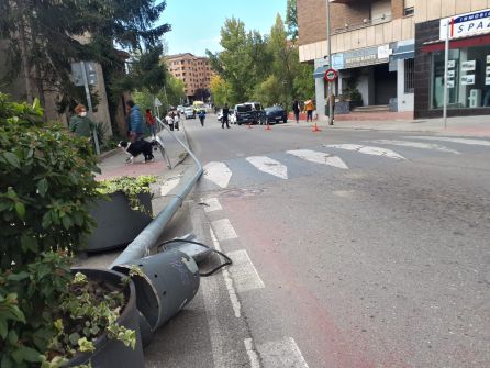 En el lado contrario al sentido de la marcha el vehículo arrrancó una farola junto a la iglesia del padre Clare En el lado contrario al sentido de la marcha el vehículo arrrancó una farola junto a la iglesia del padre Clare