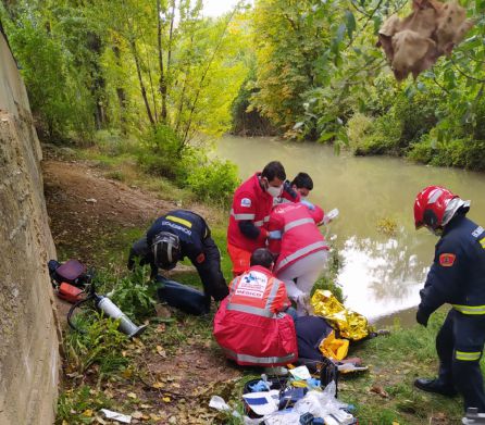Los servicios sanitarios atienden in situ al hombre que saltó la valla Los servicios sanitarios atienden in situ al hombre que saltó la valla