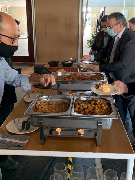 Los asistentes a la presentación de Mallorca Degusta se preparan un variat Los asistentes a la presentación de Mallorca Degusta se preparan un variat