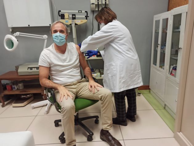 El alcalde de Zaragoza, Jorge Azcón, vacunándose de la gripe El alcalde de Zaragoza, Jorge Azcón, vacunándose de la gripe