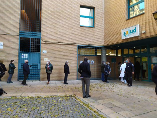 Fila para la vacunación de la gripe en el Centro de Salud Rebolería de Zaragoza Fila para la vacunación de la gripe en el Centro de Salud Rebolería de Zaragoza
