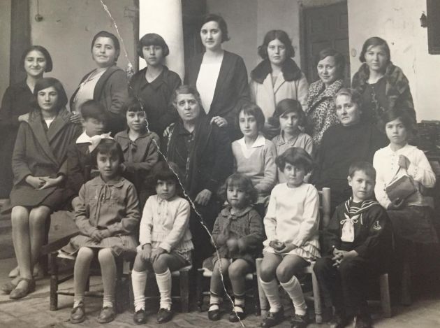 Elisa Rius en el centro de la foto junto a otras niñas del colegio. Elisa Rius en el centro de la foto junto a otras niñas del colegio.