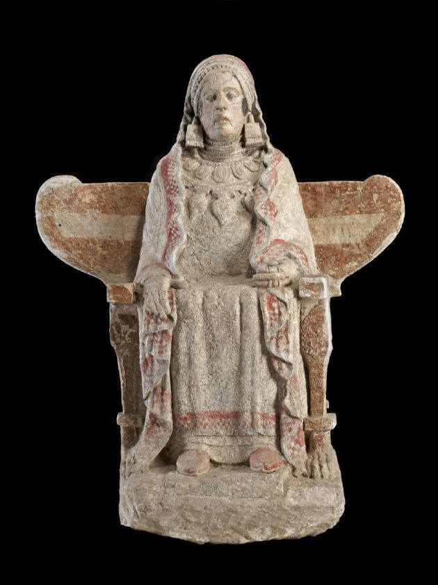 Foto de estudio de la Dama de Baza ofrecido por el Museo Arqueológico Nacional en su sitio web Foto de estudio de la Dama de Baza ofrecido por el Museo Arqueológico Nacional en su sitio web