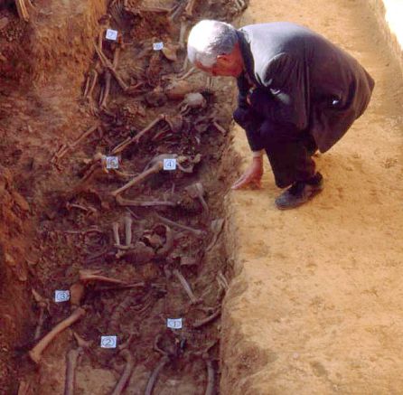 Fosa de 'Los trece de Priaranza', represaliados de la Guerra Civil, de la que se cumplen 20 años de su apertura Fosa de 'Los trece de Priaranza', represaliados de la Guerra Civil, de la que se cumplen 20 años de su apertura