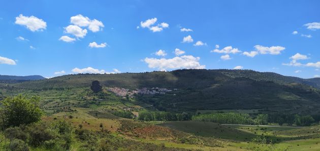 Vistas de Huélamo desde uno de los puntos de la ruta. Vistas de Huélamo desde uno de los puntos de la ruta.