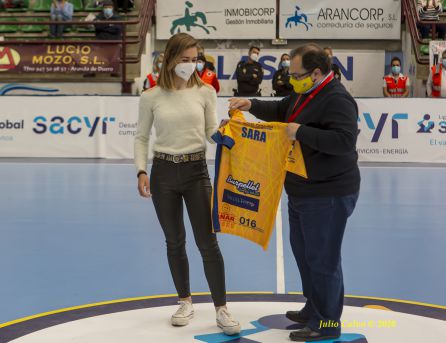 La ciclista arandina, Sara Martín, recibe la camiseta de club con su nombre de manos del presidente, Eusebio Martín. La ciclista arandina, Sara Martín, recibe la camiseta de club con su nombre de manos del presidente, Eusebio Martín.