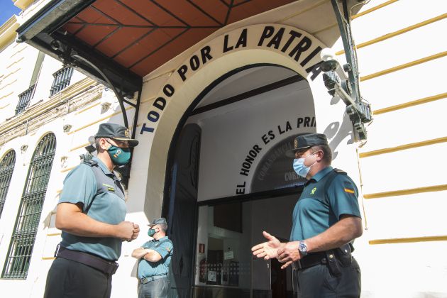 El comandante Daniel García saluda a otro agente en la puerta de la Comandancia El comandante Daniel García saluda a otro agente en la puerta de la Comandancia