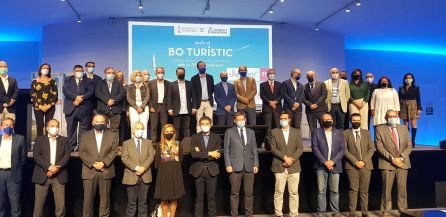 El president de la Generalitat, Ximo Puig, y el secretario autonómico de Turismo, Francesc Colomer, junto a los principales representantes del sector turístico valenciano. El president de la Generalitat, Ximo Puig, y el secretario autonómico de Turismo, Francesc Colomer, junto a los principales representantes del sector turístico valenciano.