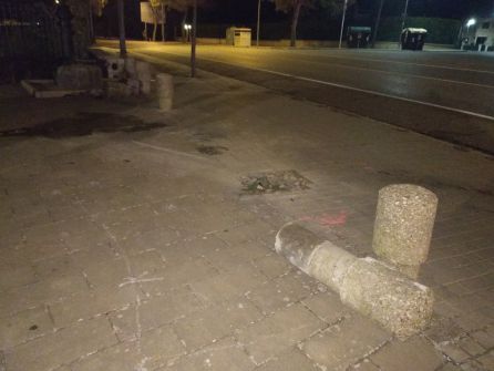 Provoca daños a ambos lados de la calzada en un espectacular accidente frente a la Casa del Deporte Provoca daños a ambos lados de la calzada en un espectacular accidente frente a la Casa del Deporte