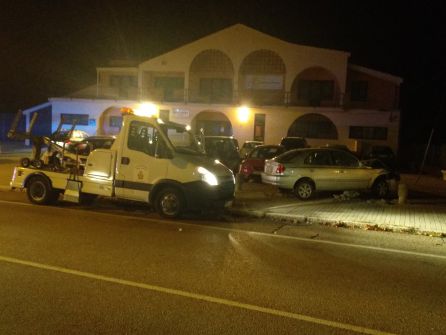 Provoca daños a ambos lados de la calzada en un espectacular accidente frente a la Casa del Deporte Provoca daños a ambos lados de la calzada en un espectacular accidente frente a la Casa del Deporte