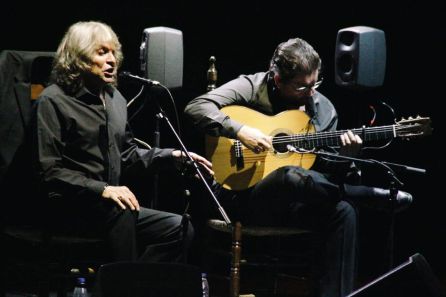 José Mercé en el escenario del Teatro Auditorio Riberas del Guadaíra. José Mercé en el escenario del Teatro Auditorio Riberas del Guadaíra.