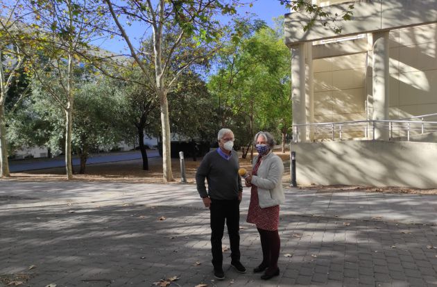 Con el ex presidente de Castilla La Mancha en la fachada de la Facultad de Letras Con el ex presidente de Castilla La Mancha en la fachada de la Facultad de Letras