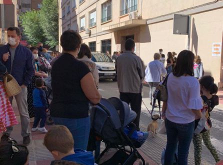 La AMPA del colegio ha publicado varias fotos en redes sociales denunciado la situación que viven cada día a la entrada y salida del colegio, donde niños y vehículos utilizan la calzada al mismo tiempo La AMPA del colegio ha publicado varias fotos en redes sociales denunciado la situación que viven cada día a la entrada y salida del colegio, donde niños y vehículos utilizan la calzada al mismo tiempo