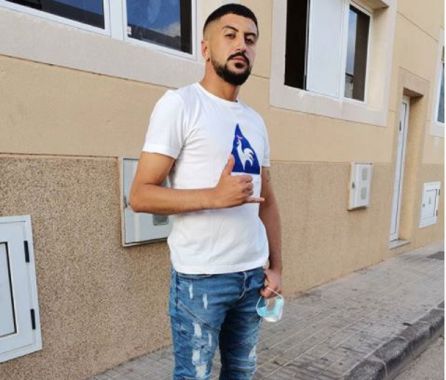 Hamza Tarik en el barrio de Titerroy, en la capital de Lanzarote, tras desembarcar en Famara. Hamza Tarik en el barrio de Titerroy, en la capital de Lanzarote, tras desembarcar en Famara.