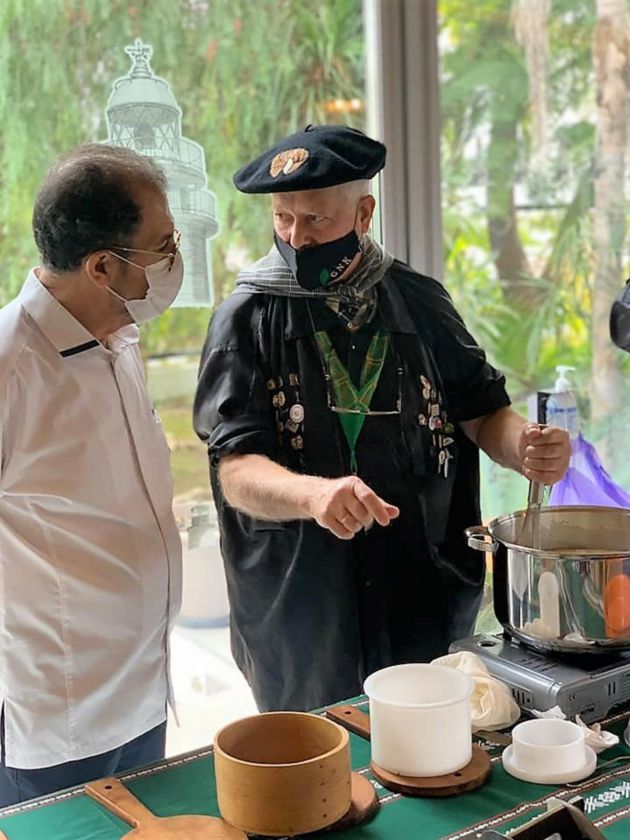 Fernando Córdoba, a la izquierda, junto a uno de los miembros de la Cofradía del Queso Idiazábal de Ordizia Fernando Córdoba, a la izquierda, junto a uno de los miembros de la Cofradía del Queso Idiazábal de Ordizia