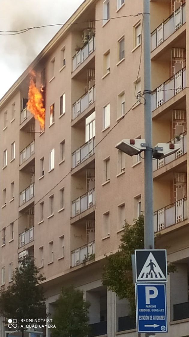 Imagen del incendio de una vivienda en el Paseo de Ezequiel González Imagen del incendio de una vivienda en el Paseo de Ezequiel González