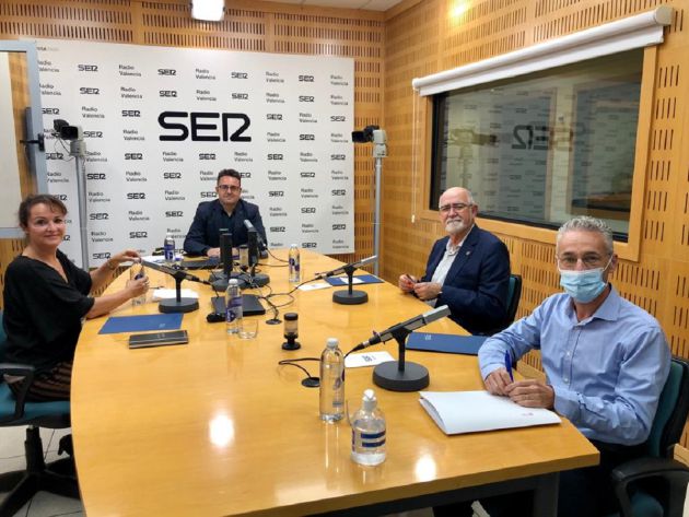 Jaime Giner, Presidente del Muy ilustre Colegio Oficial de Farmacéuticos; José Manuel Ventura, Director General de Farmacia y Productos sanitarios de la Consellera de Sanitat; Elena Moya, representante del Foro Español de Pacientes y Vpdta. De la Asociación Española contra la Meningitis. Julián Giménez, director de contenidos de la SER en la Comunitat Valenciana Jaime Giner, Presidente del Muy ilustre Colegio Oficial de Farmacéuticos; José Manuel Ventura, Director General de Farmacia y Productos sanitarios de la Consellera de Sanitat; Elena Moya, representante del Foro Español de Pacientes y Vpdta. De la Asociación Española contra la Meningitis. Julián Giménez, director de contenidos de la SER en la Comunitat Valenciana