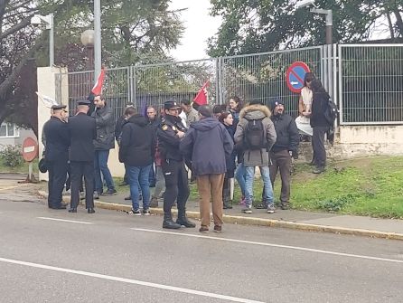 Varios miembros del sindicato se acercaron a la comisaría tras la detención de su compañera de protesta Varios miembros del sindicato se acercaron a la comisaría tras la detención de su compañera de protesta