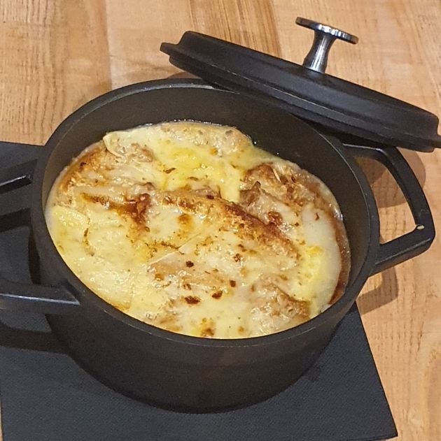 Sopa de cebolla con costrones y queso rallado Sopa de cebolla con costrones y queso rallado
