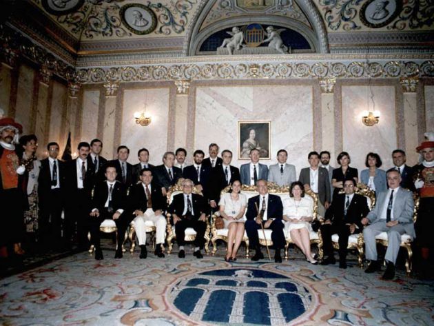 Alfonso Estirado en el centro de la imagen, tras el alcalde Ramón Esbocar, en una foto de la corporación municipal 1991-1995. Alfonso Estirado en el centro de la imagen, tras el alcalde Ramón Esbocar, en una foto de la corporación municipal 1991-1995.