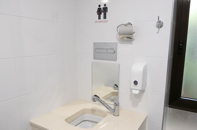 Baños adaptados para personas con ostomías Baños adaptados para personas con ostomías