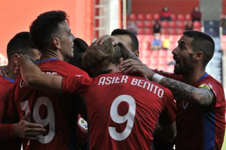 Asier Benito, ausente mañana, abrazado por sus compañeros tras el doblete de la primera jornada Asier Benito, ausente mañana, abrazado por sus compañeros tras el doblete de la primera jornada