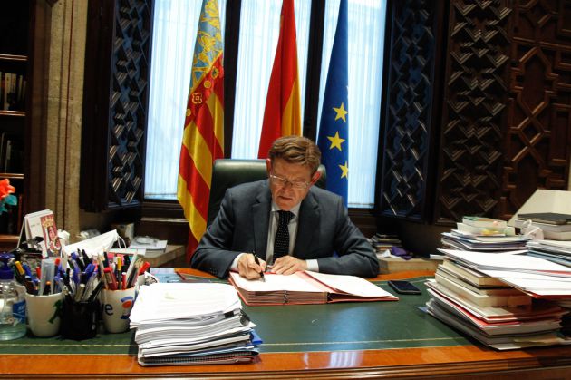 El president de la Generalitat, Ximo Puig, firma la petición formal al Gobierno de España para que declare el estado de alarma para la Comunitat Valenciana El president de la Generalitat, Ximo Puig, firma la petición formal al Gobierno de España para que declare el estado de alarma para la Comunitat Valenciana