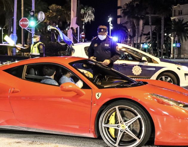 La Policía Local de Alicante realizando controles aleatorios de tráfico La Policía Local de Alicante realizando controles aleatorios de tráfico