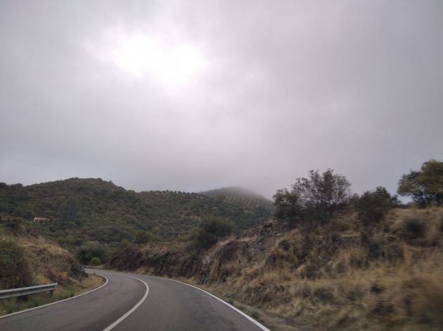 Entre la niebla, arriba a la derecha, la finca de olivar de sierra en el término municipal de Córdoba. Entre la niebla, arriba a la derecha, la finca de olivar de sierra en el término municipal de Córdoba.