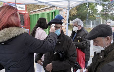 Toma de temperatura a la entrada de La Albuera Toma de temperatura a la entrada de La Albuera