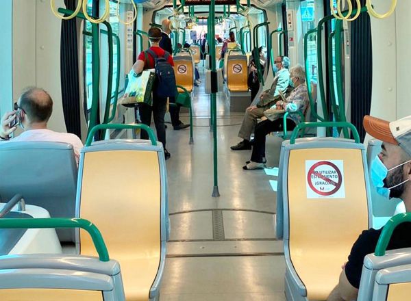 Usuarios del metro con mascarilla