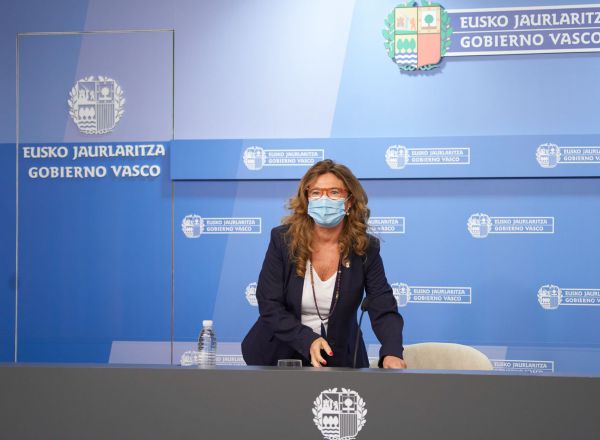 Foto cedida por el servicio Irekia del Gobierno Vasco de la consejera de Salud, Gotzone Sagardui, que ha anunciado este lunes nuevas restricciones tras la declaración del estado de alarma en toda España. EFE/ Irekia *** SÓLO USO EDITORIAL / NO ARCHIVO / NO VENTAS ***