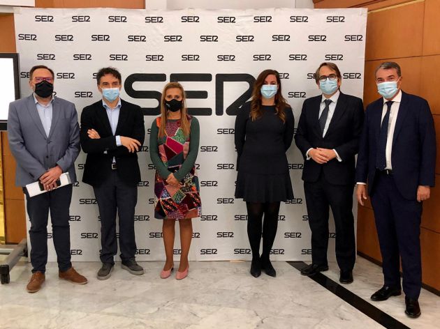 Manuel Espinar, Presidente de CONHOSTUR y FEHV; Francesc Colomer, secretario autonómico de turismo, Eva Blasco, Vicepresidenta de la CEV CV y presidenta de CEV Valencia; Sandra Gómez, vicealcaldesa de València; Carlos Aguilera, Responsable de Negocio de Empresas de Bankia y Bernardo Guzmán, director regional de Cadena SER Manuel Espinar, Presidente de CONHOSTUR y FEHV; Francesc Colomer, secretario autonómico de turismo, Eva Blasco, Vicepresidenta de la CEV CV y presidenta de CEV Valencia; Sandra Gómez, vicealcaldesa de València; Carlos Aguilera, Responsable de Negocio de Empresas de Bankia y Bernardo Guzmán, director regional de Cadena SER