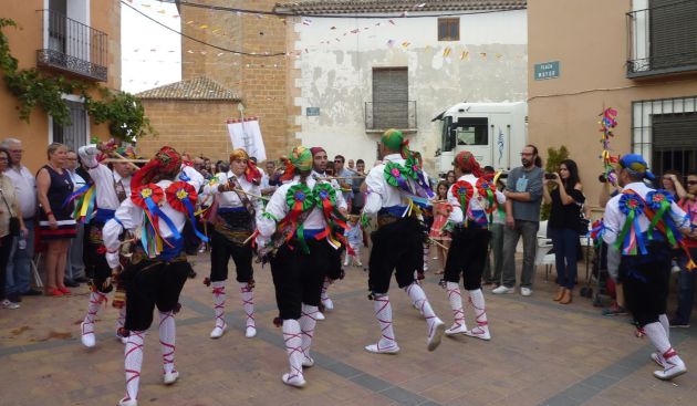 Paloteos del grupo de danzas de Cuevas de Velasco en una actuacion en La Pesquera en 2016. Paloteos del grupo de danzas de Cuevas de Velasco en una actuacion en La Pesquera en 2016.