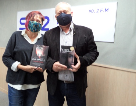 Elía Barceló junto a Juan Vera en el estudio de Radio Elda SER, presentador de su novela en Elda. Elía Barceló junto a Juan Vera en el estudio de Radio Elda SER, presentador de su novela en Elda.