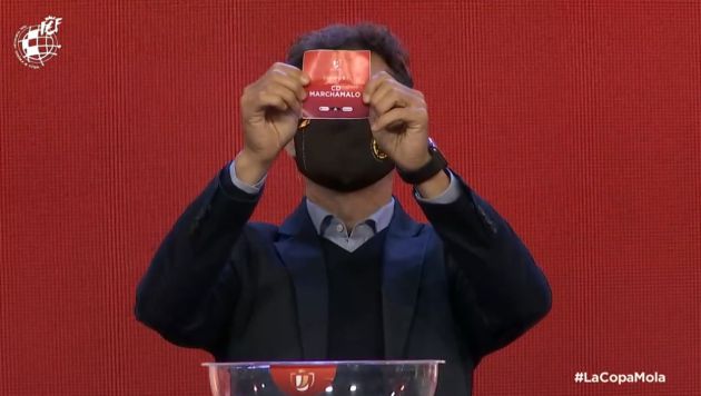 El seleccionador nacional, Santi Denia en el momento de extraer la bola del CD Marchamalo. El seleccionador nacional, Santi Denia en el momento de extraer la bola del CD Marchamalo.