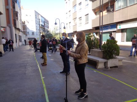 Nuria Leal daba lectura a un manifiesto Nuria Leal daba lectura a un manifiesto