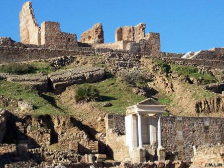 Restos de la ciudad romana de Munigua Restos de la ciudad romana de Munigua
