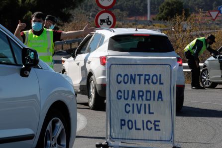 Un control de la Guardia Civil en la A-3. La Comunitat Valenciana inicia este mediodía y durante una semana su confinamiento perimetral al registrar una transmisión comunitaria sostenida y generalizada por coronavirus, con una creciente presión en el sistema sanitario y un aumento diario del número de casos, de hospitalizados y de ingresados en la UCI. Un control de la Guardia Civil en la A-3. La Comunitat Valenciana inicia este mediodía y durante una semana su confinamiento perimetral al registrar una transmisión comunitaria sostenida y generalizada por coronavirus, con una creciente presión en el sistema sanitario y un aumento diario del número de casos, de hospitalizados y de ingresados en la UCI.