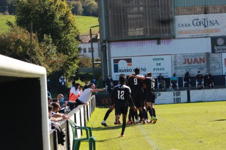 Los jugadores del Lealtad celebran el tanto de su primer triunfo en la liga Los jugadores del Lealtad celebran el tanto de su primer triunfo en la liga