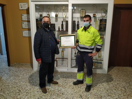 El presidente de la Cooperativa, Manuel Ogallar (izquierda) y el maestro de almazara, Cristóbal Balboa, muestran algunos de los reconocimientos recibidos El presidente de la Cooperativa, Manuel Ogallar (izquierda) y el maestro de almazara, Cristóbal Balboa, muestran algunos de los reconocimientos recibidos