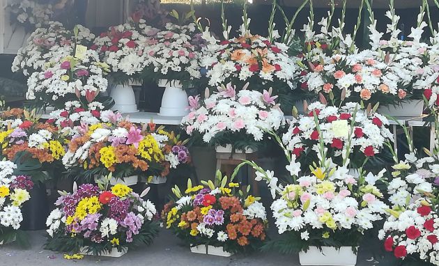 Flores que se exponen para su venta en el puesto de la entrada al camposanto Flores que se exponen para su venta en el puesto de la entrada al camposanto