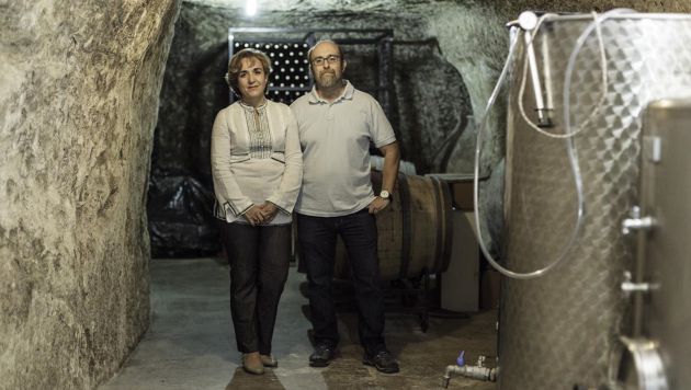 Maribel Fernández junto a su marido José Manuel Vieco en su bodega de Mazarulleque. Maribel Fernández junto a su marido José Manuel Vieco en su bodega de Mazarulleque.