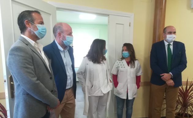 Autoridades sanitarias y el alcalde, Luis Alberto Lara con las nuevas profesionales Autoridades sanitarias y el alcalde, Luis Alberto Lara con las nuevas profesionales