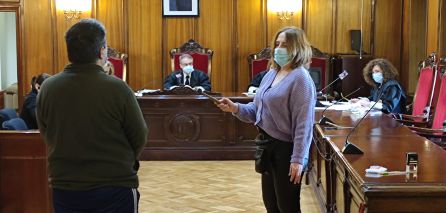 El acusado observa el martillo que habría usado para agredir a la víctima, según la Fiscalía El acusado observa el martillo que habría usado para agredir a la víctima, según la Fiscalía