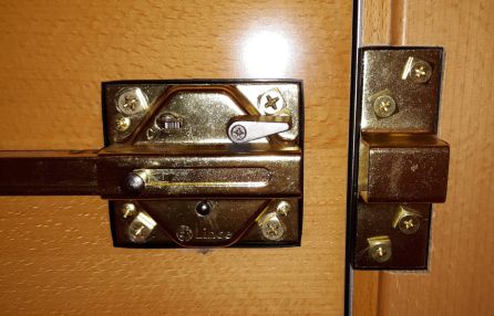 Cerradura de sobreponer instalada en una puerta Cerradura de sobreponer instalada en una puerta