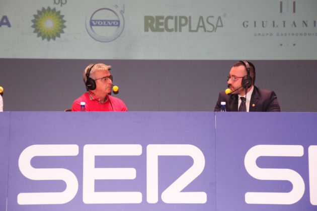 Carles Francino y el alcalde de Vila-real, José Benlloch. Carles Francino y el alcalde de Vila-real, José Benlloch.
